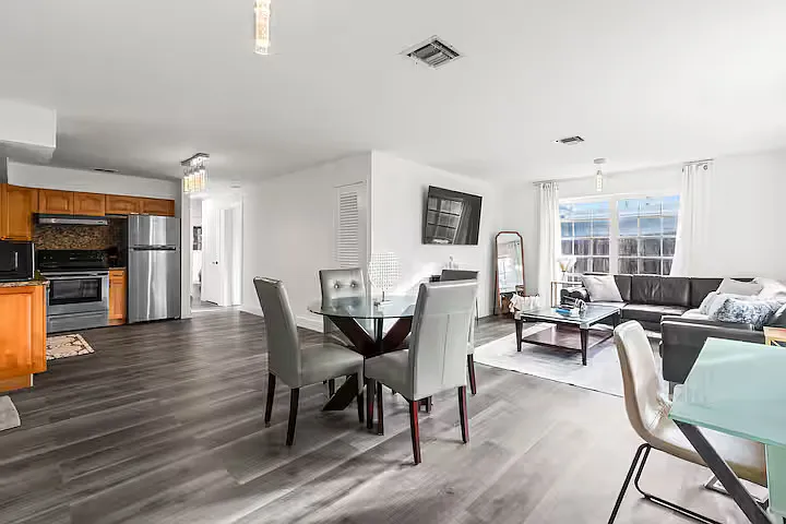 909 NE 7th St — Photo 17