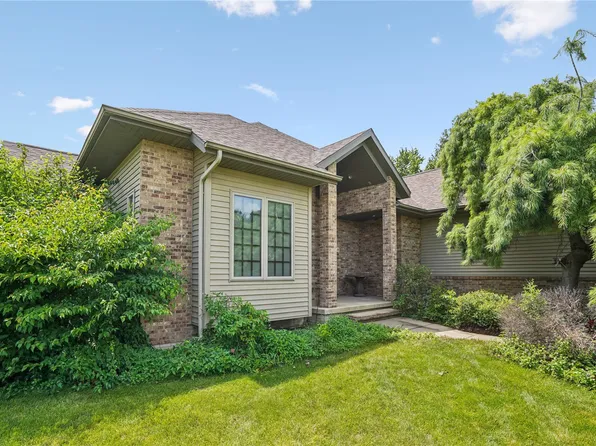 704 W 18th St, Vinton, IA 52349