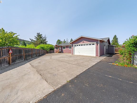 2nd image of 190 NE Lombardy Dr