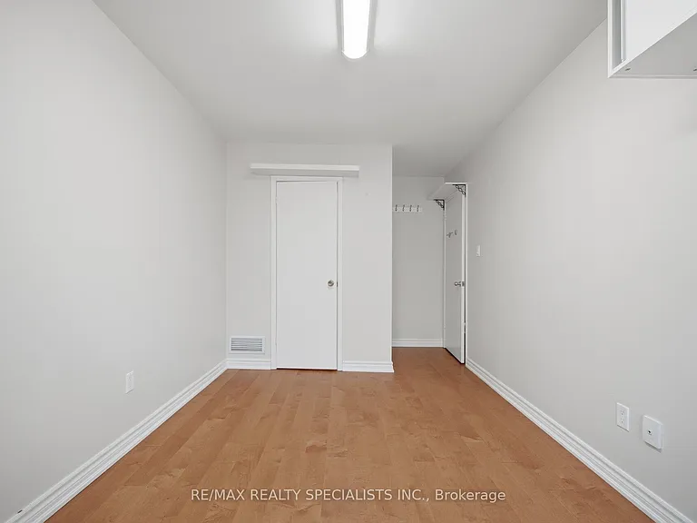 701 Burnhamthorpe Rd #106 — Photo 32