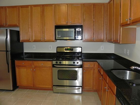 Gas stove, granite countertops