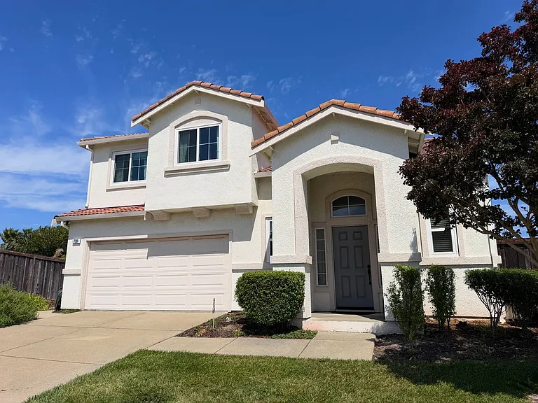 720 Legends Pl — Photo 2