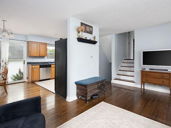 3rd image of 3753 Temple Dr