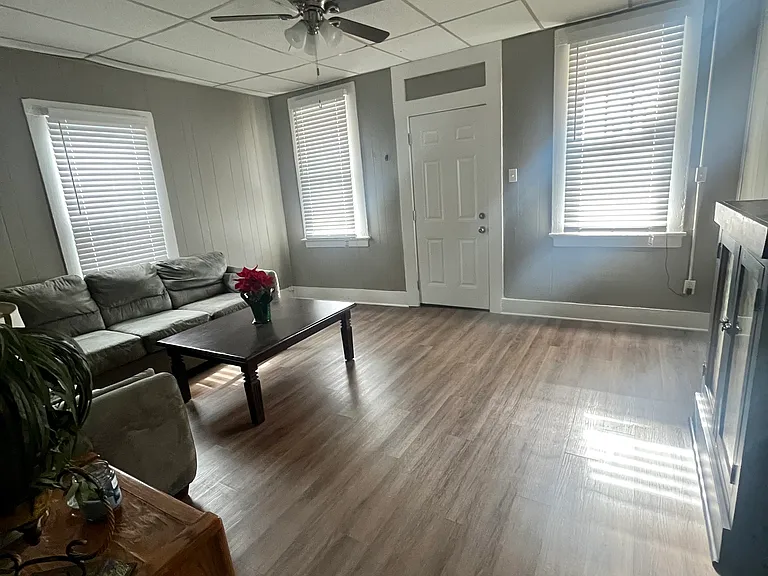 924 Pottawatomie St — Photo 2
