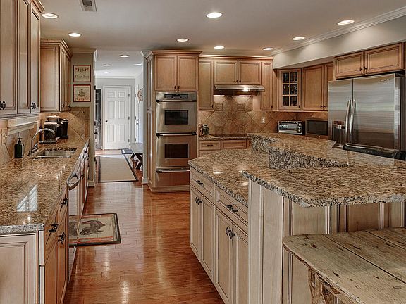 4th image of 7332 Rotherwood Dr