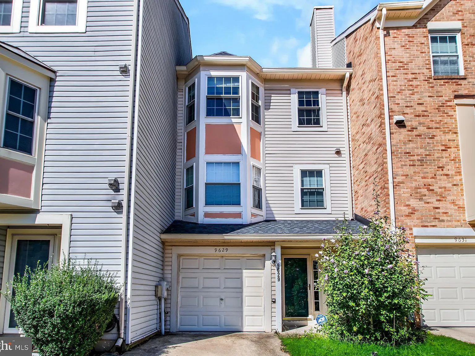 3 bed, 2.5 bath, 2244 sqft, $2,900 — Photo 2