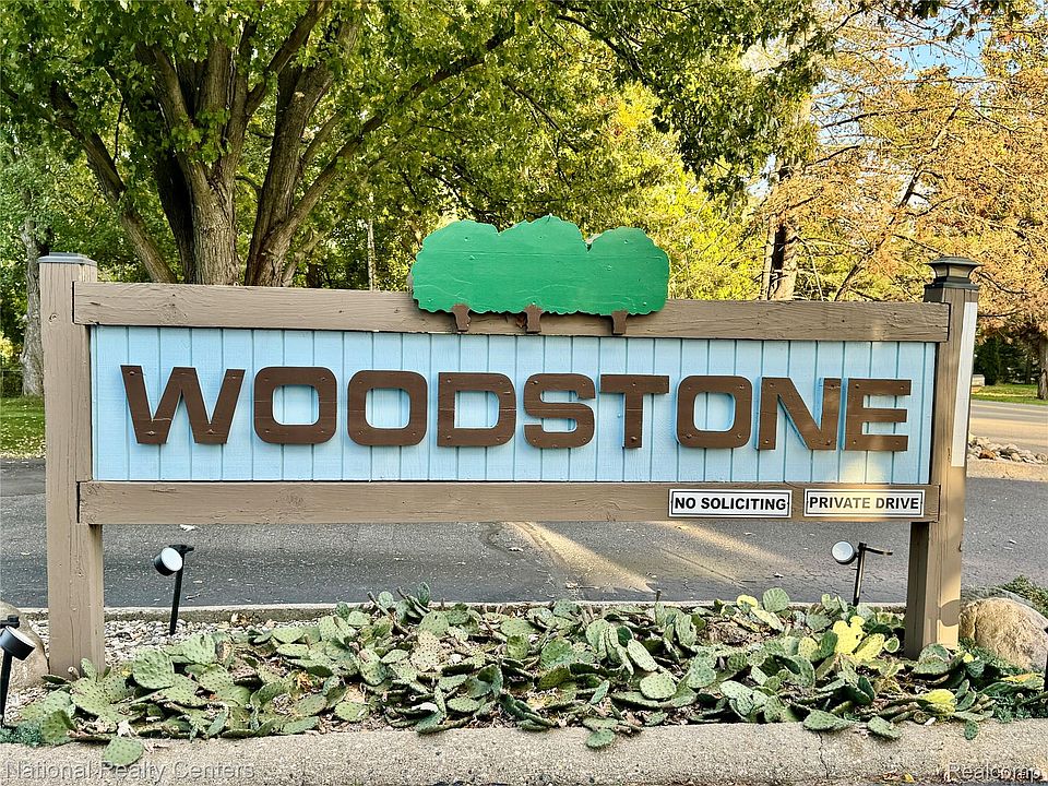 190 Woodstone Rd, photo 3