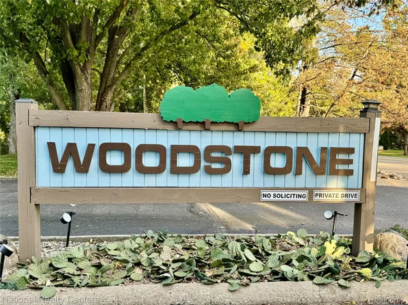 190 Woodstone Rd, Waterford, MI 48327