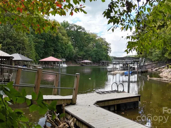 204 S Harbor Watch Dr, Statesville, NC 28677