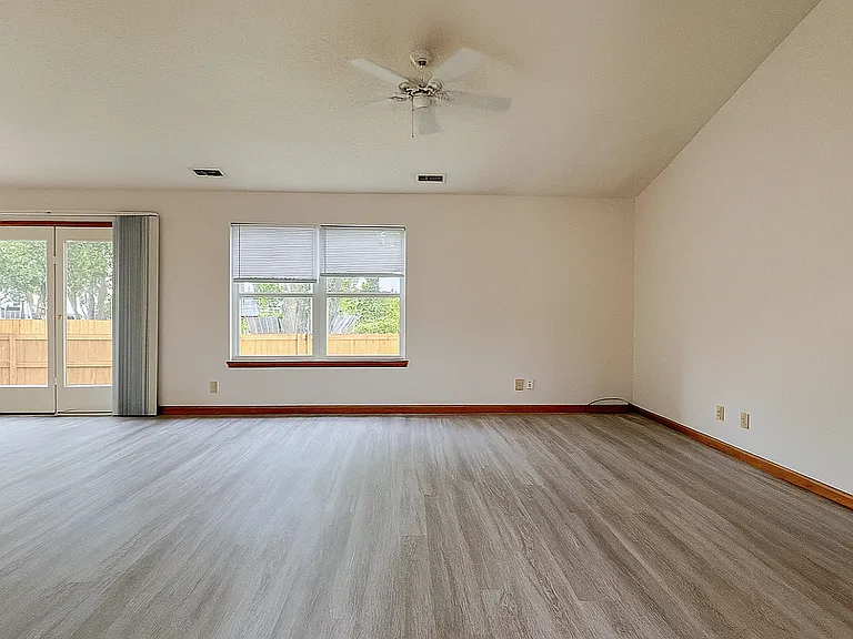 3220 Hunter Rd — Photo 2