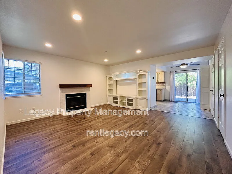 2 bed, 2.5 bath, 1094 sqft, $2,450 — Photo 4