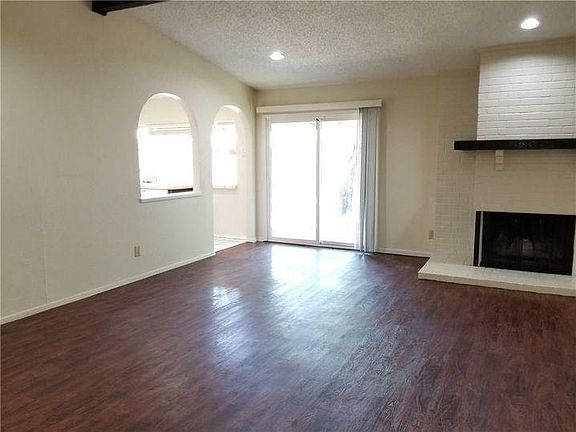 3rd image of 2822 Royalty Dr