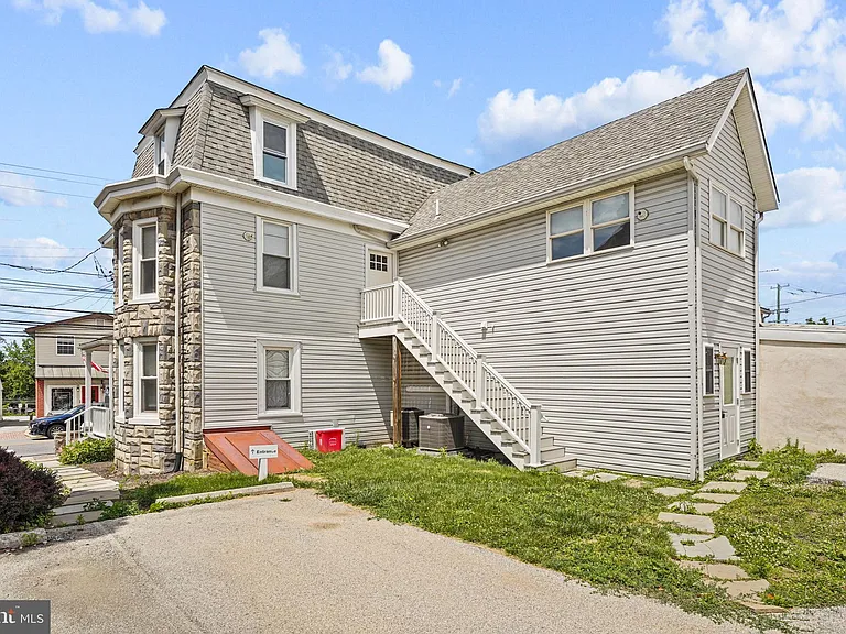 116 E King St — Photo 23
