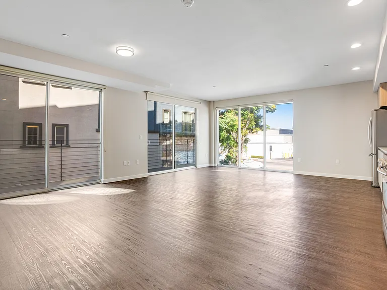 16300 Ventura Blvd #209 — Photo 23