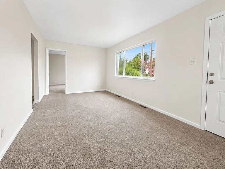 501 S 6th St — Photo 3