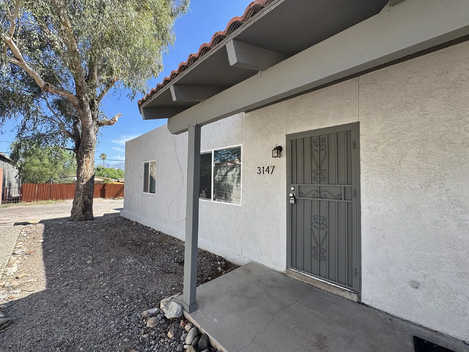 2 bed, 1.0 bath, 833 sqft, $1,275 — Photo 1