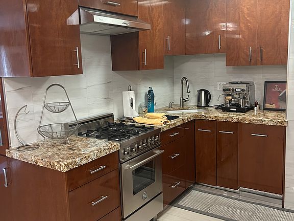 3rd image of 150 E 61st St APT 5J