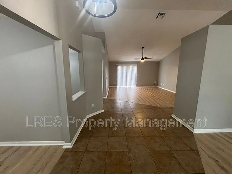 1004 Stout Ct — Photo 3