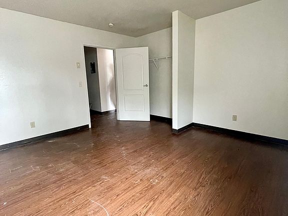 4th image of 2929 N Summit St
