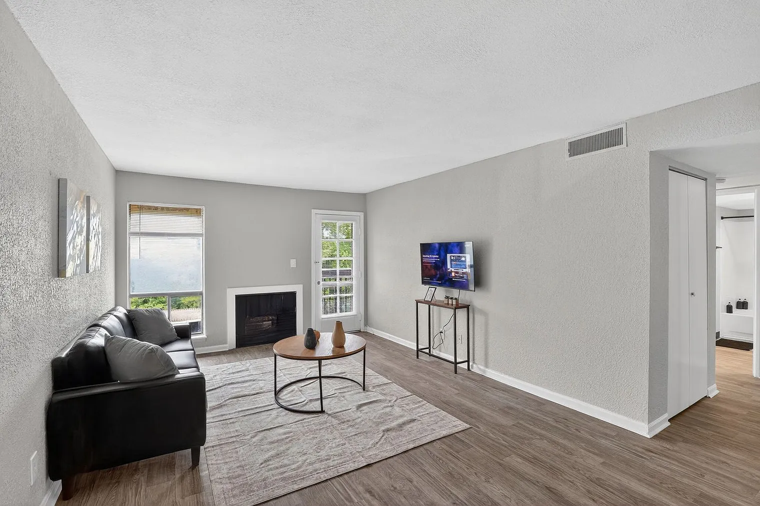 2 bed, 1.0 bath, 9913 sqft, $2,310 — Photo 3