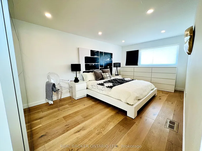 51 Castlemere Cres — Photo 7