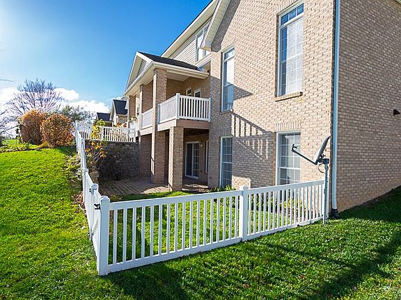 3rd image of 140 Chelsea Cir
