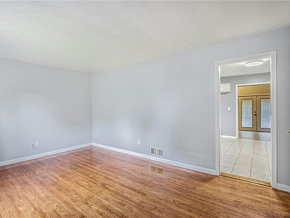 3rd image of 734 Meadowlark Dr