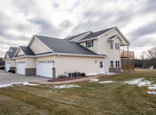 944 Prairie Gdns UNIT 2, Kewaskum, WI 53040