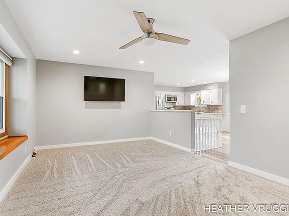 4th image of 2072 Oak Hollow Dr