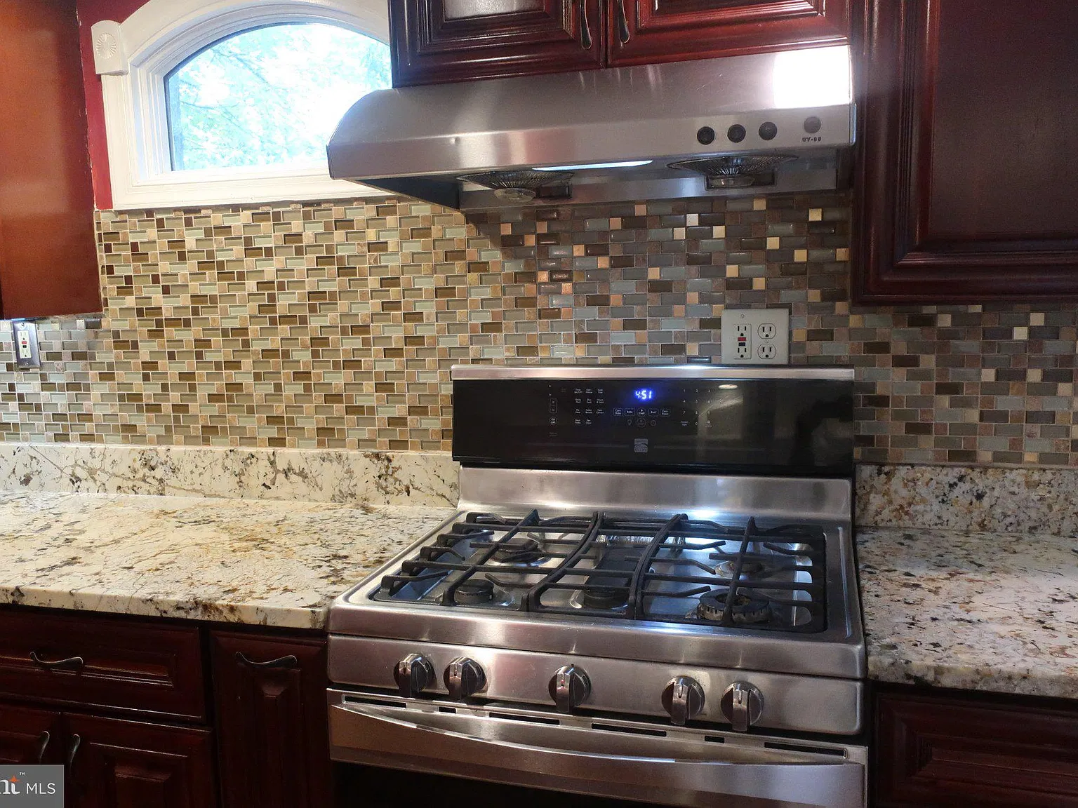 4 bed, 2.5 bath, 2216 sqft, $3,990 — Photo 3