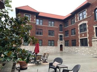 7521 Buckingham Dr APT 1W, Saint Louis, MO 63105