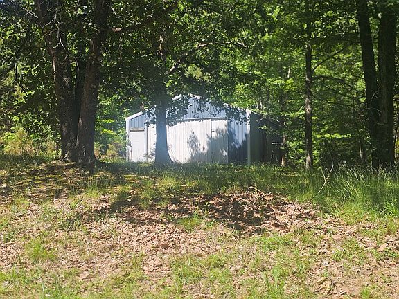 4th image of 810 Chestnut Hill Rd