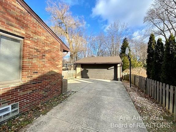 4th image of 335 Hazelwood Ave