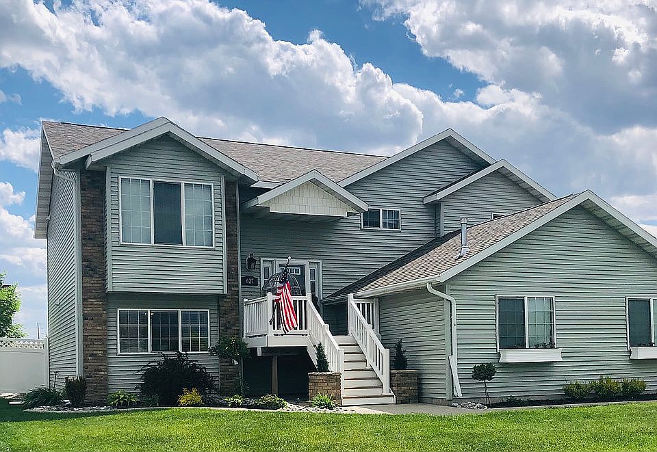 1st image of 627 19th Ave W