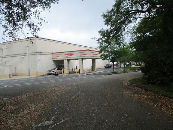 5th image of 6100 The Oaks Ln