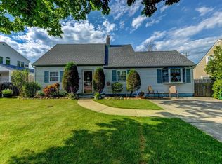 4 Ridge Ln, Levittown, NY 11756