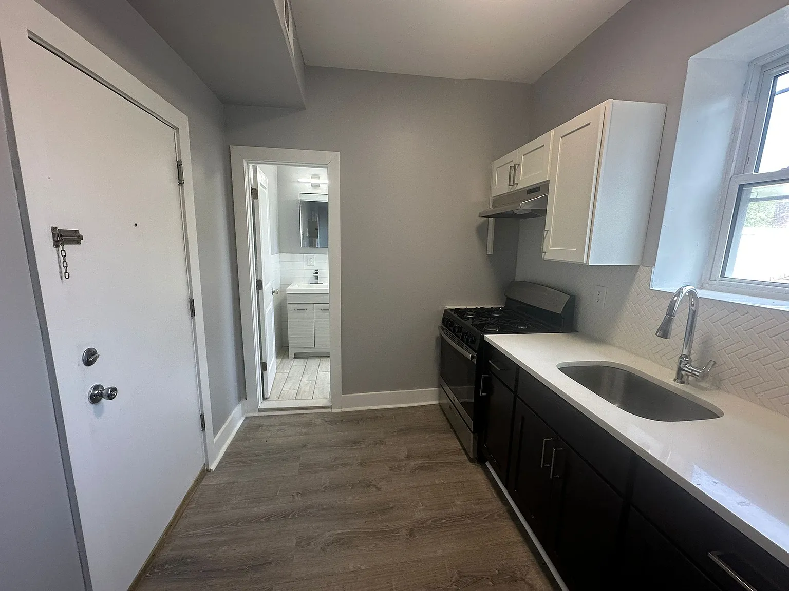 3 bed, 800 sqft, $2,150 — Photo 2