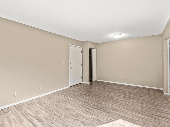 4th image of 6808 N Knoxville Ave #101