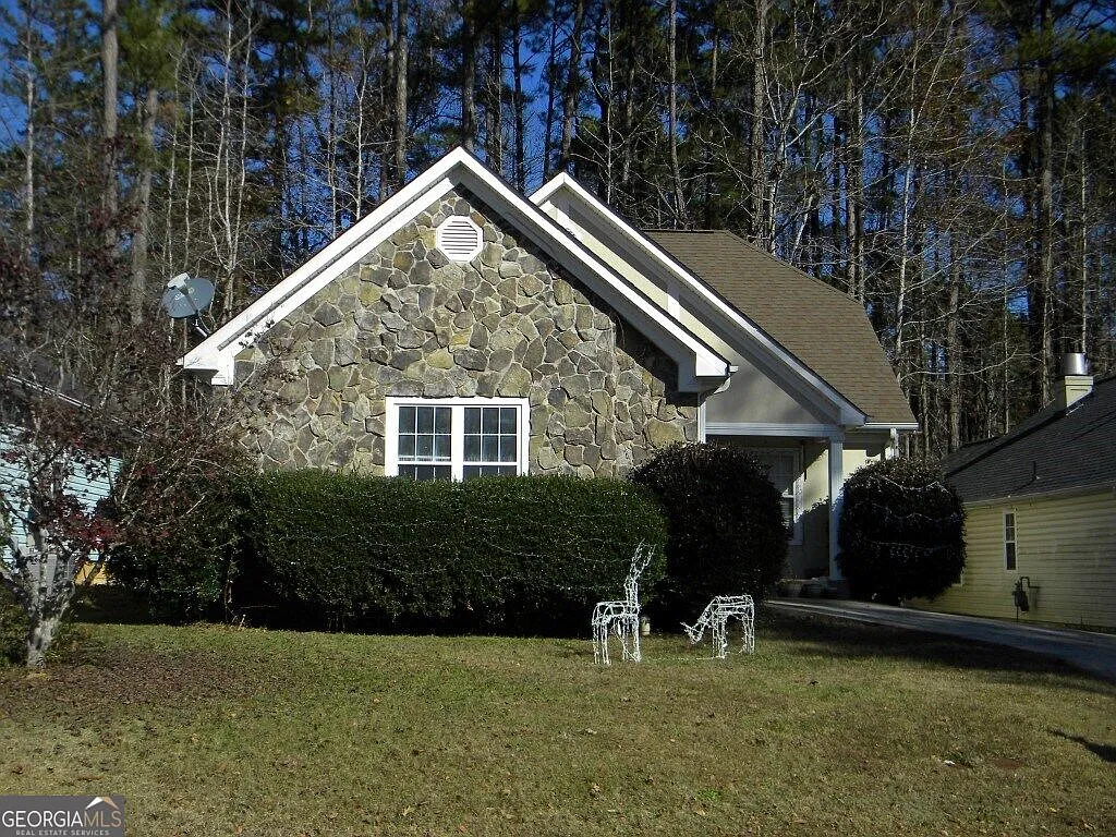 3 bed, 2.0 bath, 1270 sqft, $2,100 — Photo 2