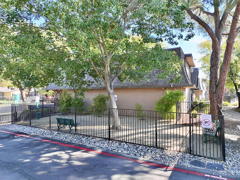 Rose Glen Apartments — Photo 18