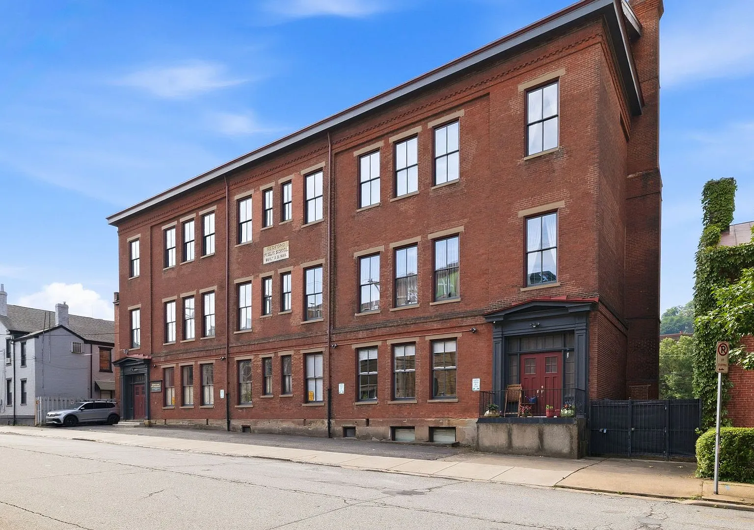 *Beautifully Updated & Unique 1BD/2BA Condo Unit Available in South Side* — Photo 3