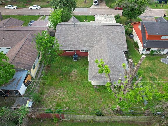 3rd image of 4827 Charriton Dr