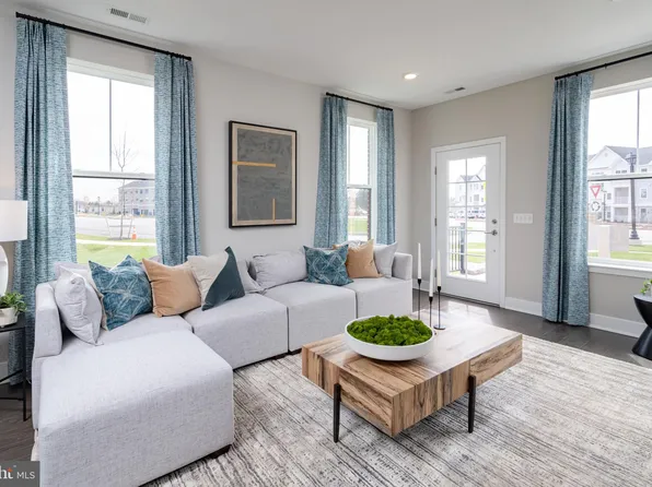 102 Leona Stewart Ln, Pennington, NJ 08534