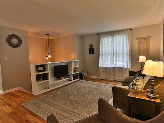 3rd image of 1326 Carol Dr