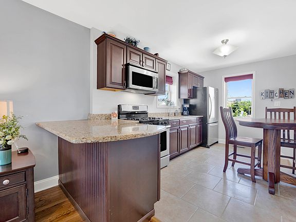 4th image of 2959 N Nagle Ave