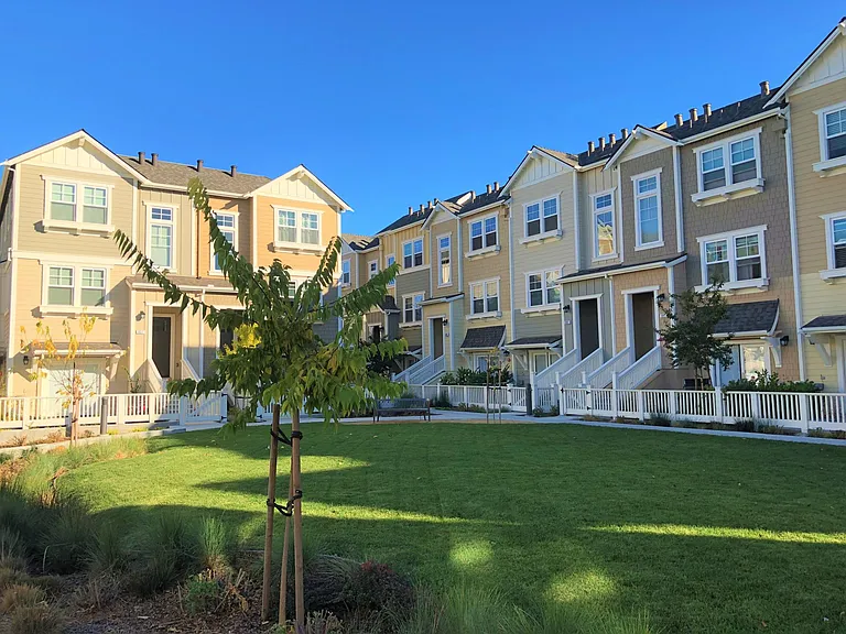 861 Sycamore Loop — Photo 1