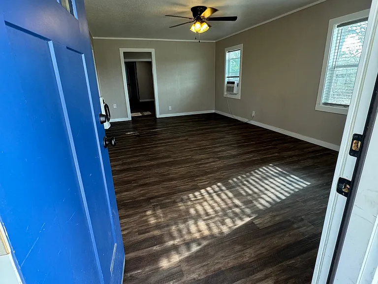 2643 Stillwell Ave — Photo 2