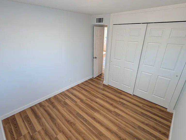 1406 W Vogel Ave — Photo 5