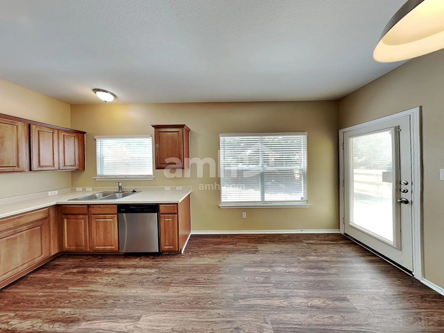 4 bed, 2.5 bath, 2050 sqft, $2,095 — Photo 4