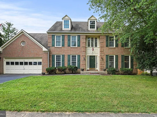 1319 Summerfield Dr, Herndon, VA 20170